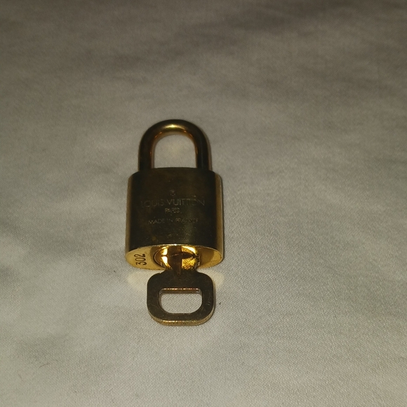 Louis Vuitton Authentic Lock and Key #302 on unbranded Chain. 16" - Picture 6 of 10
